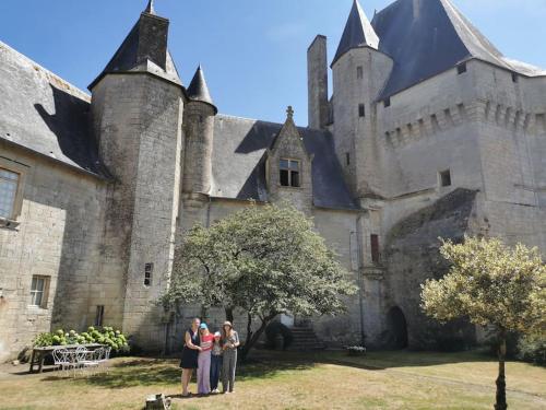a group of people standing in front of a castle at Gîte chaleureux à Cherveux in Cherveux