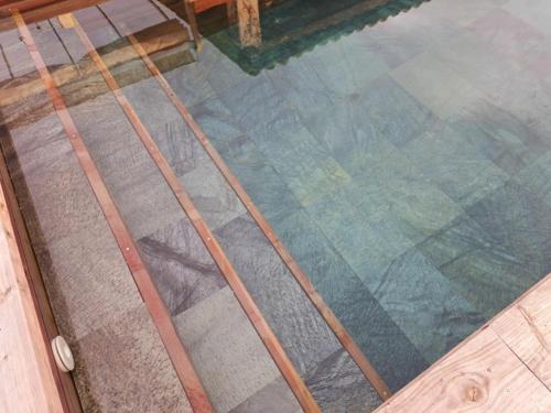 une vitre d'une piscine dans l'établissement maison familiale, à Villevieille