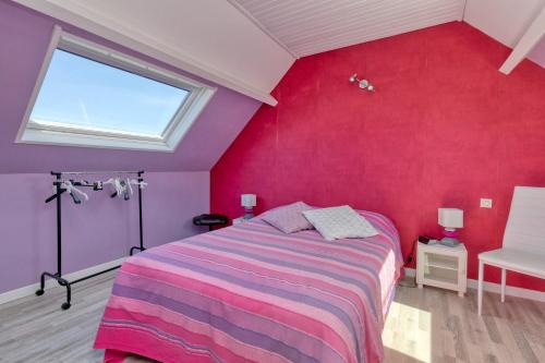 a bedroom with a bed and a red wall at Maison de vacances, 100m plage in Batz-sur-Mer