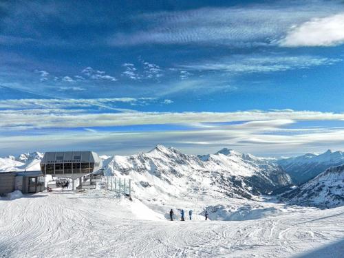 a group of people standing on top of a snow covered mountain at Gasthaus Chalet Mur in Sankt Michael im Lungau