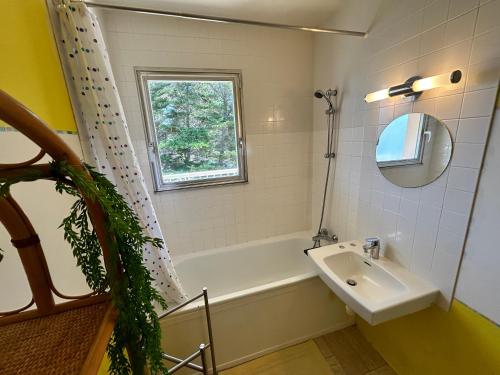 une salle de bain avec un lavabo et une baignoire dans l'établissement 401 - Appart T2 à 50m de la belle plage de Caroual, à Erquy