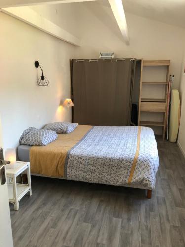 - une chambre avec un lit dans une pièce avec un placard dans l'établissement Maison au Calme Climatisée avec spa de mai à fin septembre, à Royan