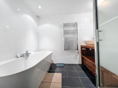 une salle de bain blanche avec une baignoire et un lavabo dans l'établissement Modern House in the center of Villefranche sur Mer, à Villefranche-sur-Mer
