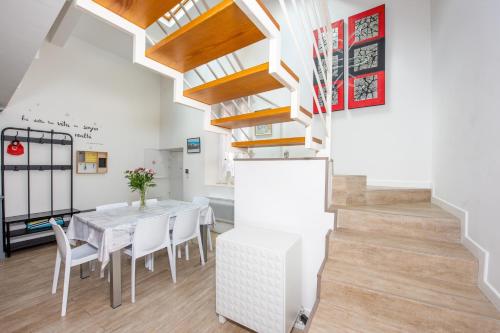 une salle à manger avec une table et des chaises dans l'établissement Modern House in the center of Villefranche sur Mer, à Villefranche-sur-Mer
