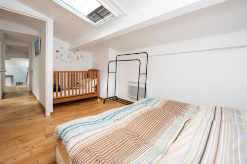 - une chambre avec un lit et un lit bébé dans l'établissement Modern House in the center of Villefranche sur Mer, à Villefranche-sur-Mer