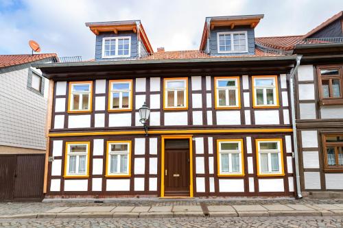 an old house with white and brown at Fachwerkfeeling im gesamten EG-hochwertig neu sanierte Fewo im Heideviertel perfekte Innenstadtlage inklusive Parkplatz in Wernigerode