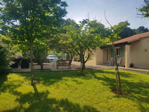 Zdjęcie z galerii obiektu Maison arborée dans le village de Megier w mieście Sabran