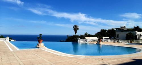 une grande piscine avec vue sur l'océan dans l'établissement Le Paradis d'Ella, à Cannes