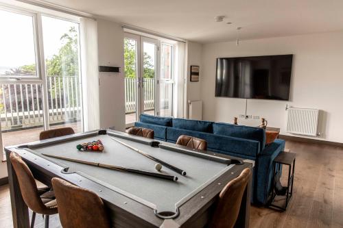 a living room with a pool table and a couch at Maidstone Luxury Penthouse 3 bedroom apartment & parking in Maidstone