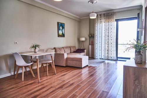 Χώρος καθιστικού στο Kalpazo Home Tirana 21