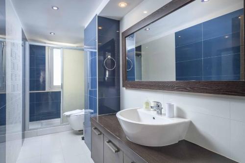 キオタリにあるParadise Beach Iの洗面台、トイレ、鏡のあるバスルーム