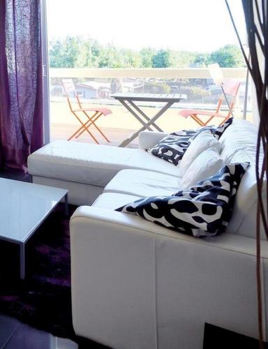 - deux canapés blancs installés dans une pièce avec fenêtre dans l'établissement Studio MAYA - Héliopolis L 84 - Chic - 2 personnes, au Cap d'Agde