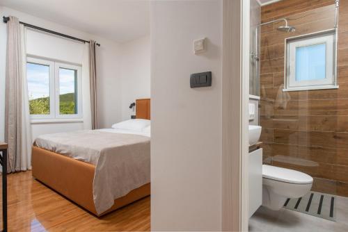 Ένα μπάνιο στο Villa Unika heated 39m2 Pool, Jacuzzi, Sauna