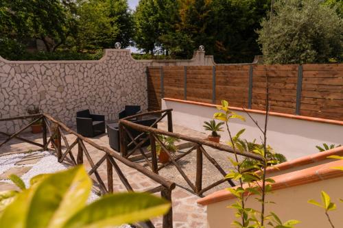 a backyard with a fence and a table and chairs at Greenlove in Agerola