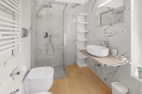 a bathroom with a shower and a toilet and a sink at Aurelia Sunset home in Rome
