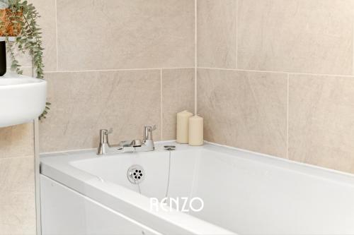 ニューアーク・オン・トレントにあるInviting 1-bed Apartment in Newark on-Trent by Renzo, Free Parking and Wi-Fi!の白い浴槽と洗面台のあるバスルーム