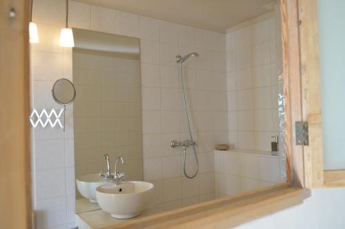 une salle de bain avec une douche, un lavabo et une baignoire dans l'établissement Songes au lit du fleuve, à Cambes