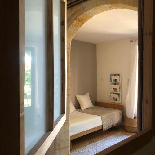 une chambre avec un lit et un miroir dans l'établissement Songes au lit du fleuve, à Cambes