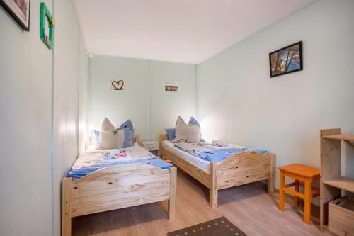 ドランスケにあるBungalow Arkona Bgl 1のベッド2台とテーブルのある寝室
