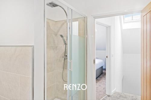 een douche met een glazen deur in een badkamer bij Gorgeous 1-bed Apartment in Newark on-Trent by Renzo, Free Parking, Sleeps 4! in Newark upon Trent