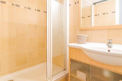 une salle de bain avec douche et lavabo dans l'établissement Appartement avec vue sur la baie des Sables d'Olonne - 4 personnes, à Les Sables-dʼOlonne