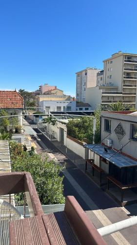 une vue d'une rue de la ville avec des bâtiments dans l'établissement Appart 4 couchages proche de la mer, à Canet