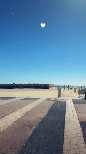 un frisbee vole au-dessus d'une plage dans l'établissement Appart 4 couchages proche de la mer, à Canet