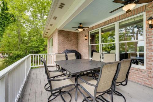 Balkoni atau teres di Beautiful Lake Sinclair Retreat with Dock and Deck!