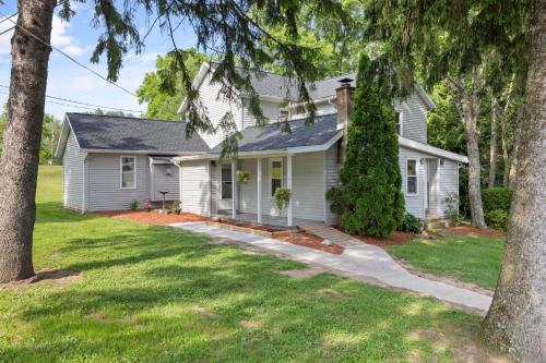 een wit huis met bomen ervoor bij Entire House within Campground in Mifflinburg