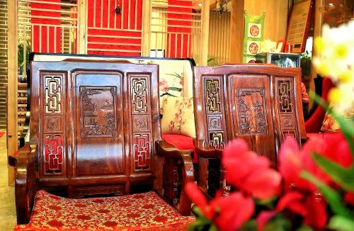 two wooden chairs sitting next to each other at 原乡文苑客栈 in Lijiang