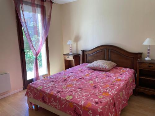 - une chambre avec un lit doté d'une couverture rose et d'une fenêtre dans l'établissement 5019 Villa Septentrion 13, au Cap d'Agde