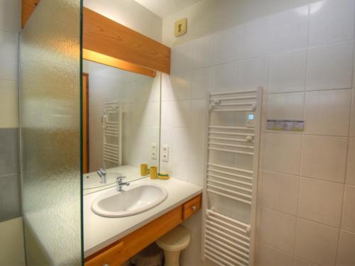 une salle de bain avec un lavabo et une douche dans l'établissement Studio rénové à Morzine, proche centre, balcon, bien équipé, pour 4 pers., navettes gratuites - FR-1-524-66, à Morzine