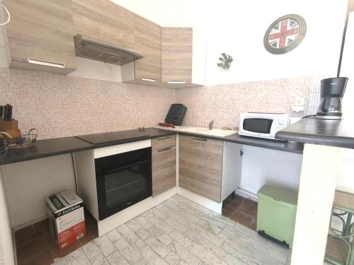 une cuisine avec un comptoir avec un micro-ondes dans l'établissement 5013 Agde Marine G65, au Cap d'Agde