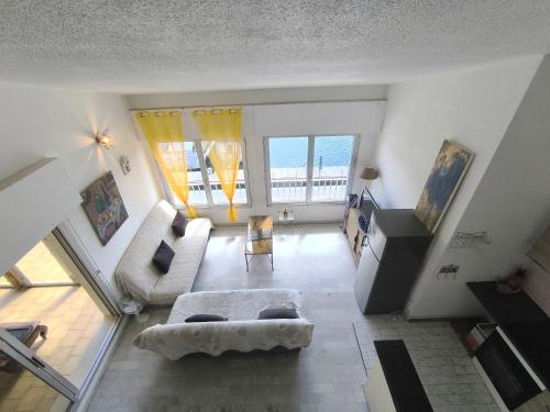 widok z góry na salon z kanapą w obiekcie 5013 Agde Marine G65 w Cap d'Agde