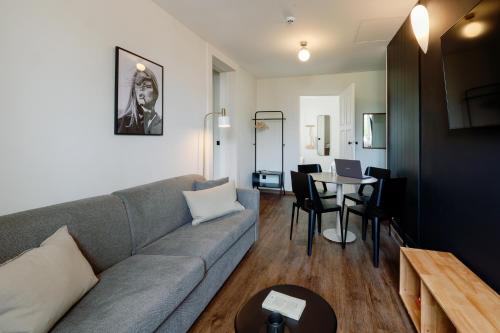 una sala de estar con un sofá y una mesa en Cosme Apartments by Olala Homes, en Oporto