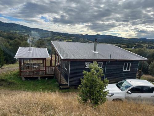 a house with a car parked in front of it at Ruta Archipiélago in Ancud