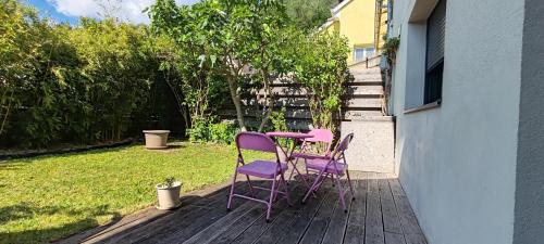 two purple chairs and a table on a deck at KeschtaLoft - Gîte classé 4 étoiles in Châtenois