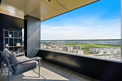 Luxurious City Retreat Balcony & Pool Access