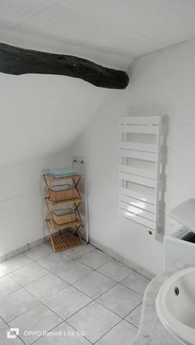 une salle de bain blanche avec un lavabo et des toilettes dans l'établissement Maison de village cosy, à Saint-Eustache-la-Forêt