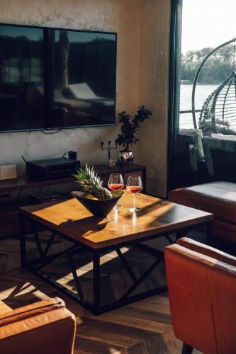 a room with a table with two glasses of wine at Wish splav in Ledine