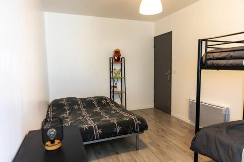 une chambre avec deux lits superposés et une table avec un lit gmaxwell gmaxwell dans l'établissement Maison avec piscine classée 3 étoiles, à Sainte-Trie