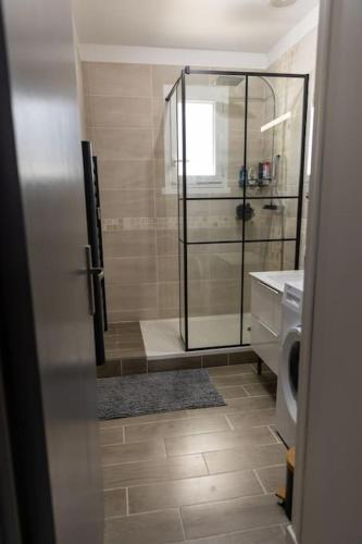 une salle de bain avec douche et toilettes dans l'établissement Maison avec piscine classée 3 étoiles, à Sainte-Trie