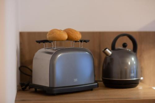 a toaster and two loaves of bread on a counter at Fachwerkfeeling im gesamten EG-hochwertig neu sanierte Fewo im Heideviertel perfekte Innenstadtlage inklusive Parkplatz in Wernigerode