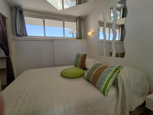 une chambre avec un lit avec deux oreillers dessus dans l'établissement Studio 121 B, Port Nature au village naturiste, au Cap d'Agde