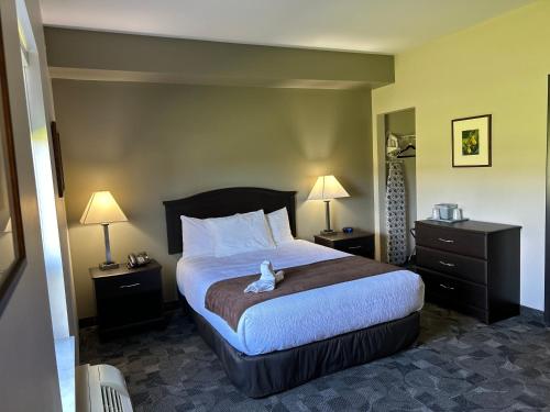 Postelja oz. postelje v sobi nastanitve Midland Inn & Suites