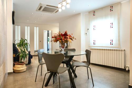 a dining room with a table and chairs at LC Las Armas in Zaragoza