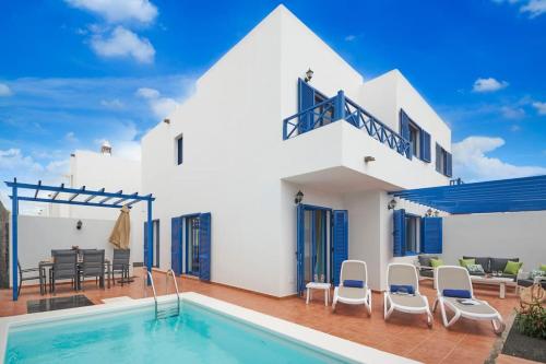 Villa María del Mar 2 Minutes to supermarkets, 10 minutes to Marina Rubicón, Pool, High Speed WiFi