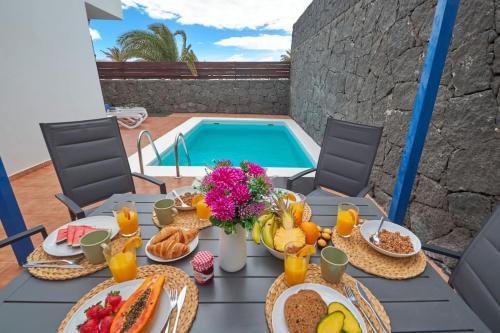 Villa María del Mar 2 Minutes to supermarkets, 10 minutes to Marina Rubicón, Pool, High Speed WiFi