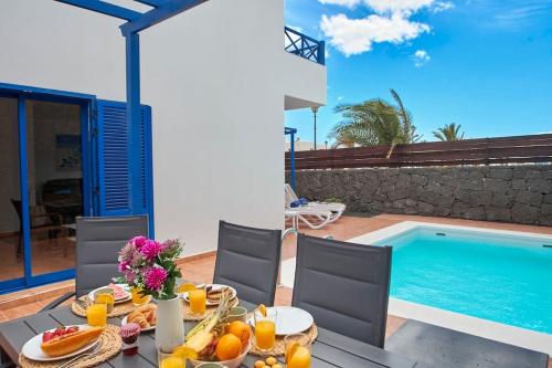 Villa María del Mar 2 Minutes to supermarkets, 10 minutes to Marina Rubicón, Pool, High Speed WiFi