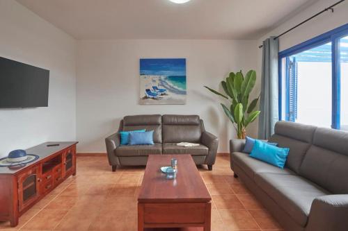 Villa María del Mar 2 Minutes to supermarkets, 10 minutes to Marina Rubicón, Pool, High Speed WiFi